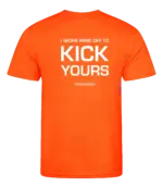 Oranje heren t-shirt met tekst: I work mine off to kick yours!