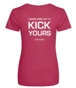 Pink dames t-shirt met tekst: I work mine off to kick yours!